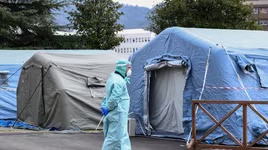 [ẢNH] Thế giới "chạy đua" xây dựng nơi chăm sóc bệnh nhân Covid-19 tạm thời